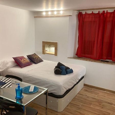 Malaguena Salerosa "Apartamento - Estudio Con Terraza" En Casa Tipica De 1 A 4 Dormitorios Málaga Eksteriør bilde